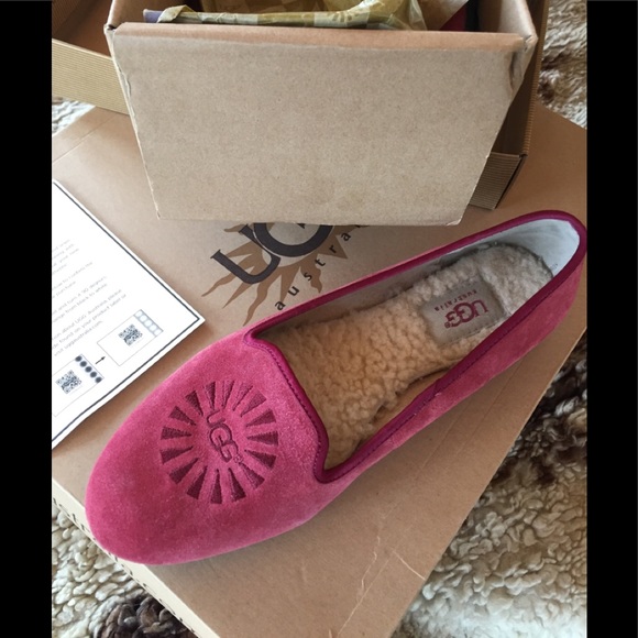 UGG Shoes - Sz6.5-7 RARE red UGG 🎁 flat moccasin